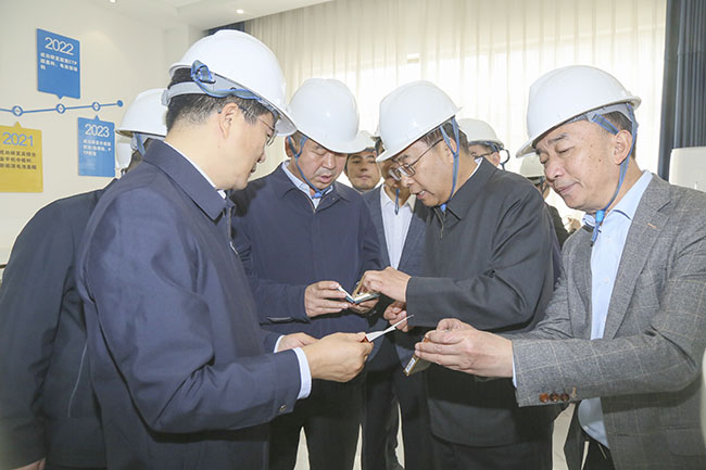 寧夏回族自治區(qū)黨委常委、副主席買彥州一行到萬基控股集團調(diào)研